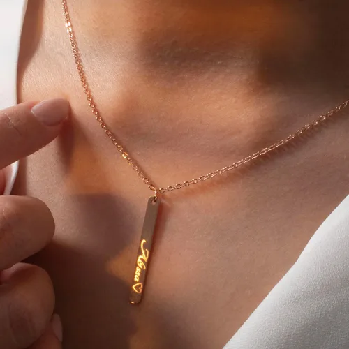Vista 9 de Collar personalizado con nombre de barra vertical, colgante para parejas grabadas para él y para ella en inglés antiguo, cursiva o escritura