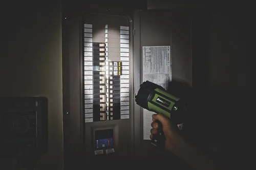 Vista 4 de PowerSmith Proyector recargable de 700 lúmenes, impermeable, recargable de iones de litio, linterna LED con mango ergonómico y cargador (PSL10700W)