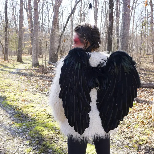 Vista 3 de ZUCKER - Alas de disfraz de hada oscura - Disfraz de adulto - alas grandes de plumas de ángel - Halloween cosplay sesiones de fotos - 25 x 25