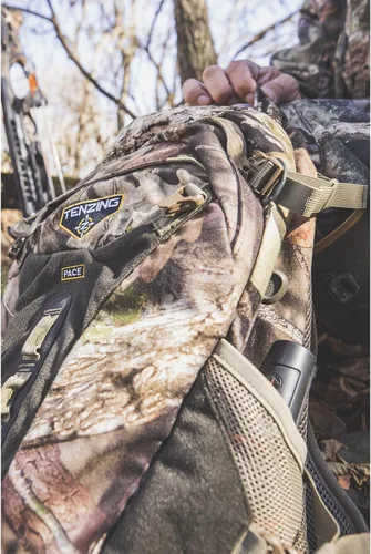 Vista 5 de Paquetes de caza TENZING TX Series Paquetes de caza de arco y rifle de primera con camuflaje de campo de roble, disponible en mochilas