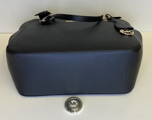 Vista 9 de Michael Kors Jet Set - bolsa de hombro para viaje con cadena grande, cartera triple Michael Kors Jet Set.