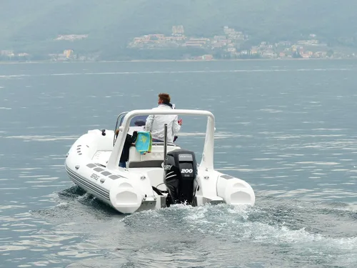 Vista 2 de Uniden UM435BK Advanced Fixed Mount VHF Marine Radio, todos los canales marinos estadounidenses/internacionales/canadienses incluyendo nuevos Negro
