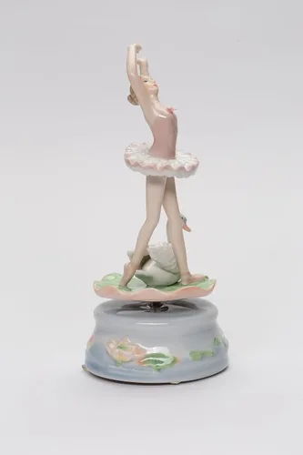 Vista 4 de Cosmos Gifts Bailarina de ballet de porcelana fina con tutú rosa en almohadilla de lirio con caja de música de cisne, toca melodía musical de Swan