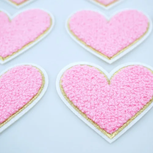 Vista 6 de 12 parches de corazón rosa con forma de corazón, parches de bordado de chenilla rosa para ropa decorativa de bricolaje