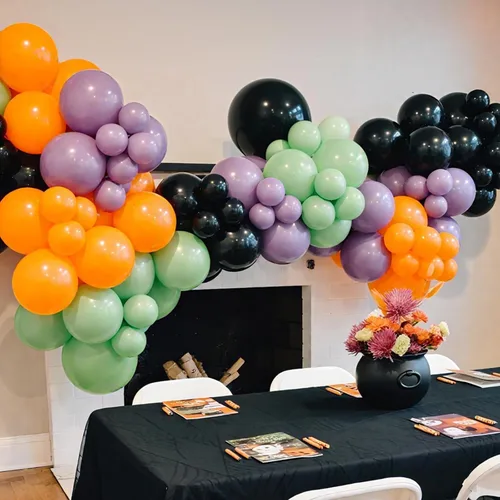 Vista 3 de 50 globos de Halloween, globos de 12 pulgadas, globos morados negros y anaranjados de 12 pulgadas, globos de confeti de murciélago, globos de látex