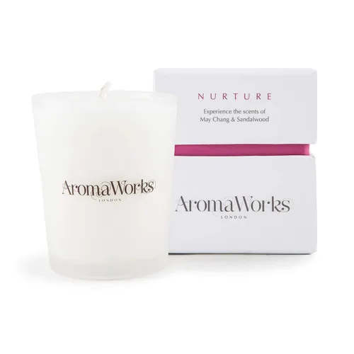 Vista 15 de AromaWorks London Nurture Vela de cera de soja – May Chang, aroma de manzanilla romana y sándalo – Calma, desestresante y sueño – Natural, vegano