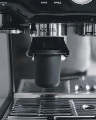 Vista 2 de Normcore Taza dosificadora portafiltro de 53.3mm - Acero inoxidable 304 - Negro mate - Revestimiento antiadherente Compatible con Breville Barista