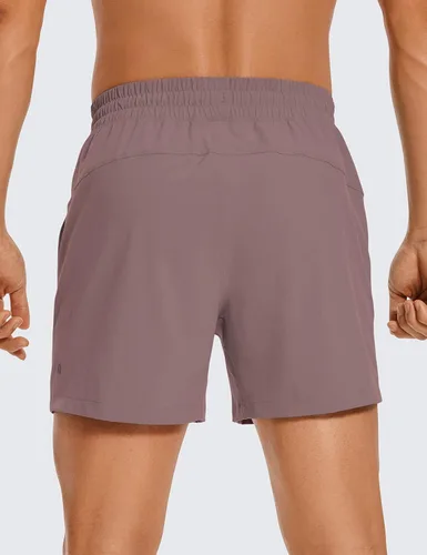 Vista 2 de CRZ YOGA Pantalones cortos de entrenamiento sin forro para hombre, ligeros, de secado rápido, para correr, deportes, gimnasio, con bolsillos