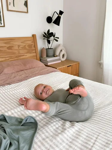 Vista 24 de GUNAMUNA Pijama unisex convertible ultrasuave para bebé, mameluco con cremallera para pañales, recién nacido a 24 meses