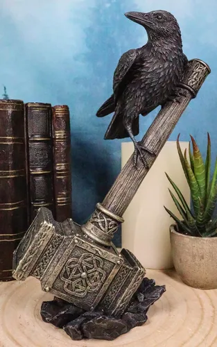 Vista 2 de Ebros Gift Huginn Muninn Odin Raven posado en el martillo de Thor Mjolnir con símbolo de runas y triple cuerno Skaldenmet Figura decorativa nórdica