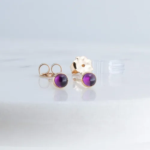 Vista 4 de Juego de aretes pequeños de oro con bisel, bola para cartílago, tragus, hélice, múltiples joyas hipoalergénicas de piedra natal para mujer