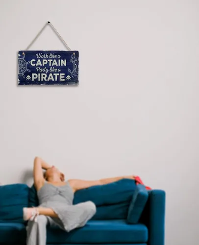 Vista 4 de CAKIROTS Placa de regalo con temática náutica con temática náutica con texto en inglés "Work Like A Captain Play Like A Pirate", placa de madera