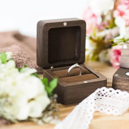 Vista 2 de Caja de madera para anillos grabada, caja de almacenamiento de joyas cuadrada rústica, caja de anillo vintage para ceremonia de boda, compromiso