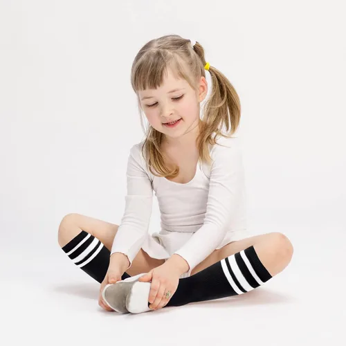 Vista 2 de Calcetines de fútbol para niños pequeños, calcetines de fútbol para niñas, calcetines de tubo con rayas para niños pequeños