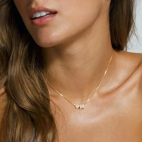 Vista 5 de Turandoss Collar con inicial de corazón de oro para mujer, delicado collar de letras de corazón personalizado chapado en oro de 18 quilates, collar