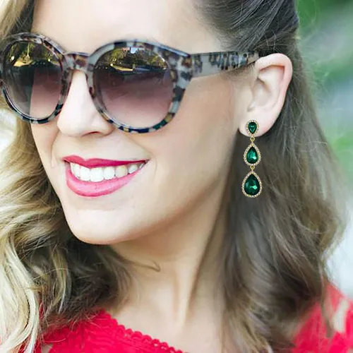Vista 3 de EleQueen Pendientes de cristal austriaco en tono dorado para mujer, forma de pera de 2.5 pulgadas, color esmeralda