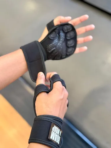 Vista 7 de Roam & Wrap Guantes de levantamiento de pesas con muñequeras – Guantes de gimnasio extra acolchados y ventilados para hombres y mujeres – Ideal