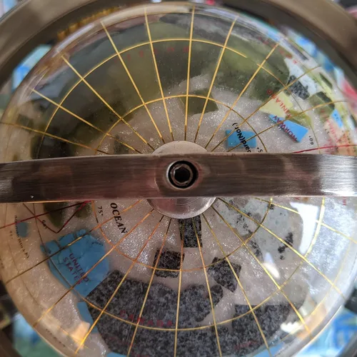 Vista 6 de Unique Art - Globo de mundo con forma de remolino de perlas puras de 10 x 6 pulgadas con trípode plateado