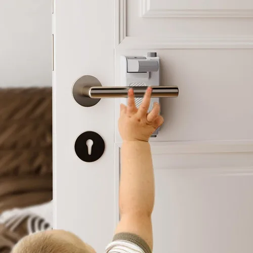 Vista 2 de YEYA Cerradura Mejorada de Manija de Puerta de Seguridad Infantil, Cerraduras de Palanca de Ajuste Universal Blancas con Respaldo Adhesivo Fuerte