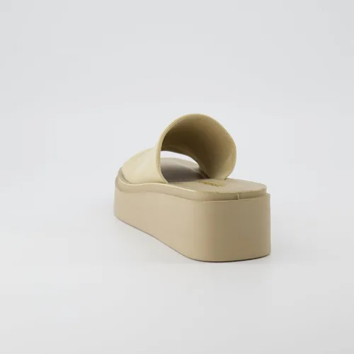 Vista 5 de CUSHIONAIRE Sandalia de plataforma Pia para mujer con espuma viscoelástica, anchos disponibles