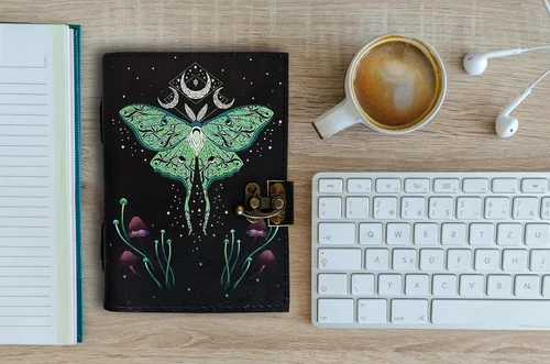 Vista 3 de AL HAZZA - Diario de cuero del libro de hechizos, diario de grimorio con motivo de luna y mariposa Morpho, cuaderno Wiccan vintage antiguo