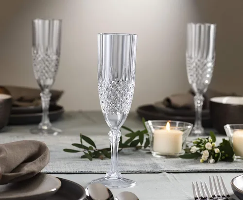 Vista 4 de Laura Stein Paquete de 4 vasos desechables estilo cristal con tallo Hard plastic looks like real glass; for weddings, toasts, catering & showers