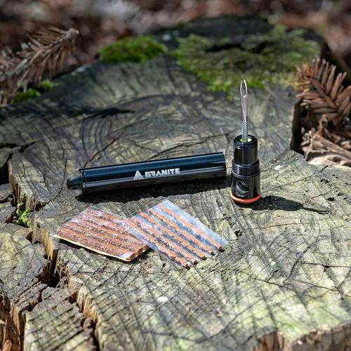 Vista 2 de Granite Suture Aero - Kit de tapones para neumáticos con inflador de CO2 integrado, kit de reparación de neumáticos sin cámara con 2 tapones de Negro