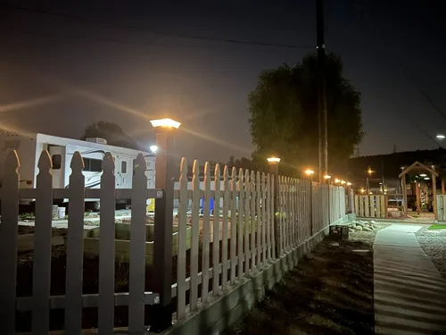 Vista 7 de Luces solares para tapa de poste (paquete de 2) – LED blanco cálido de 25 lúmenes, se adapta a 3.5 x 3.5 pulgadas y 4 x 4 pulgadas de madera/vinilo