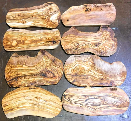 Vista 3 de Tabla de charcutería de madera de olivo rústica hecha a mano de 16" con borde de corteza por Orchard Hardwoods - Bandeja para cortar, picar, servir.