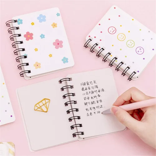 Vista 3 de Yansanido Cuaderno Pequeño en Espiral, 4 Piezas de 3.14 x 4.13 pulgadas, 4 estilos de diseño de tapa dura gruesa, páginas en blanco, 80 hojas, 160