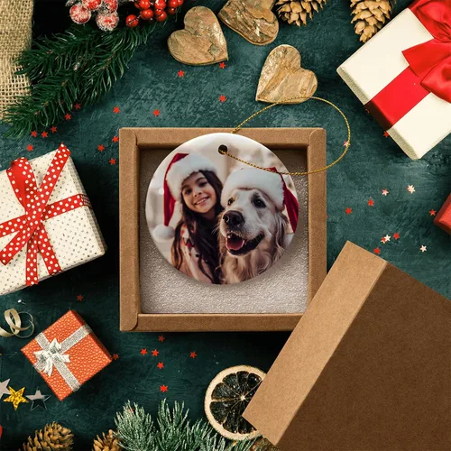 Vista 4 de Adornos de Navidad personalizados de cerámica, nuestro primer árbol de Navidad colgante 2023, decoración de regalo para Navidad, impresión