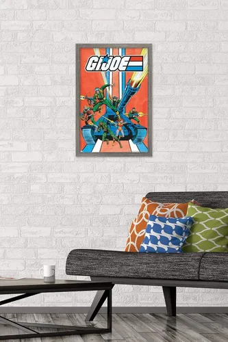 Vista 2 de Trends International GI Joe-Tank - Póster de pared, 14.725 x 22.375 pulgadas, versión enmarcada de madera de granero