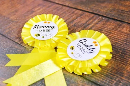 Vista 3 de HAPPYLAND - Pin de insignia de hojalata para baby shower de abejas amarillas para mamá y papá para mamá, juego de fiesta de revelación de género