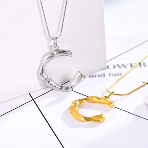 Vista 4 de FOCALOOK Collar de bambú chapado en oro de 18 quilates con dije de nombre inicial para mujer, collar grande con dije de letra de bambú