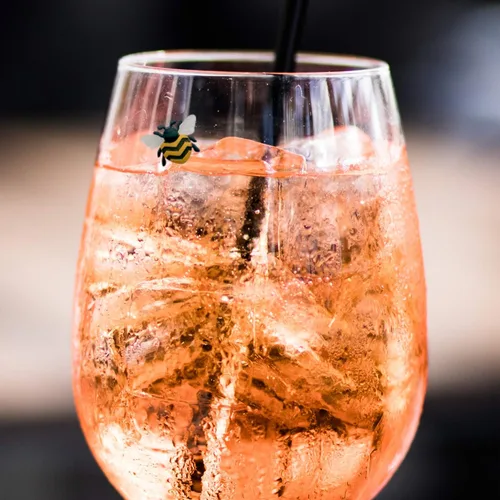 Vista 8 de Simply Charmed Dijes magnéticos para copa de vino con abeja, fresa y flores, juego de 6 divertidos marcadores de bebidas o identificadores