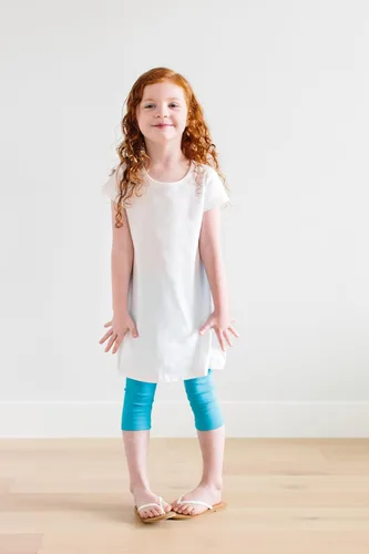 Vista 4 de Leggings capri recortados de algodón para niñas grandes, hechos en Estados Unidos, para verano, juego y escuela, SPD para pieles sensibles