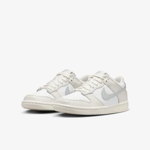 Vista 447 de Nike Kid's Dunk Low Sneaker