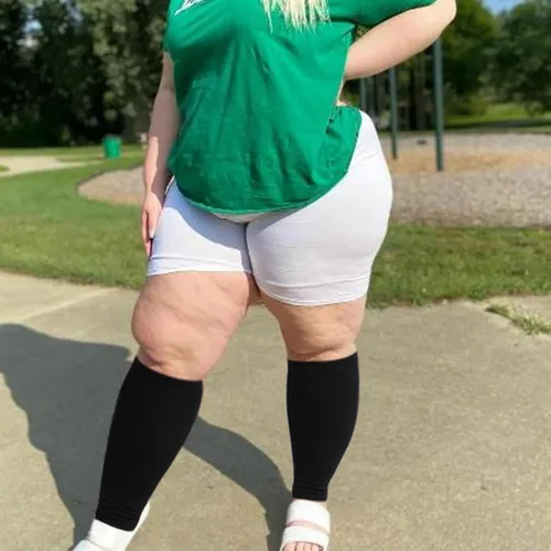 Vista 5 de Mangas de compresión para piernas de talla grande para mujeres y hombres, 15-20mmHg pantorrilla ancha hasta la rodilla mangas de pierna alta