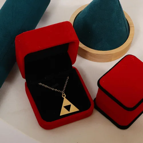 Vista 3 de Collares con colgante de oro de 14K de SENFAI en acero inoxidable con aretes triangulares 1-Anime oro-plus