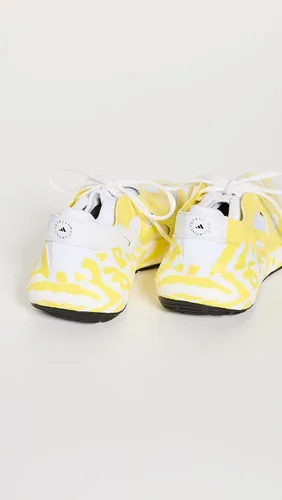 Vista 3 de adidas by Stella McCartney Women's Ultraboost 22 Graphic Sneaker