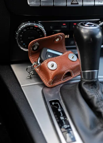 Vista 4 de Brigiani Llavero de cuero para hombre para cinturón, 3.5 x 2.3 x 1.1 pulgadas, compatible con Nissan VW, Audi, Kia, Honda, Land Rover, Chevy, FOB