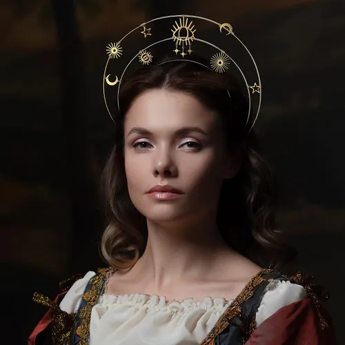 Vista 2 de Diadema de corona dorada con halo y corona de Virgen María, accesorio para el cabello celestial