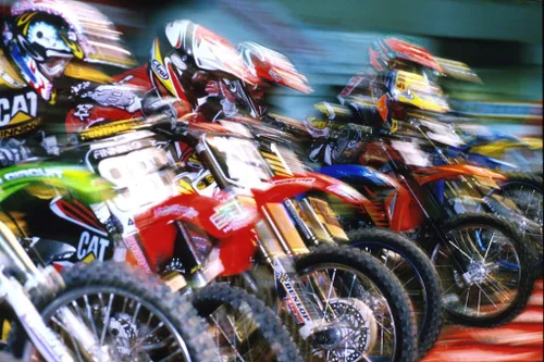 Vista 13 de Póster laminado de pintura fotográfica de moto sucia sucia sucia, de borrado en seco, 36 x 24 pulgadas Primer plano de Muddy Dirt Bike 2160
