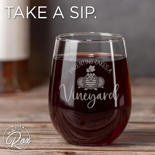 Vista 5 de On The Rox Drinks Regalos de vino para mamá, copa de vino grabada sin tallo de 17 onzas con texto en inglés "Parenting Takes A Vineyard", única y 1