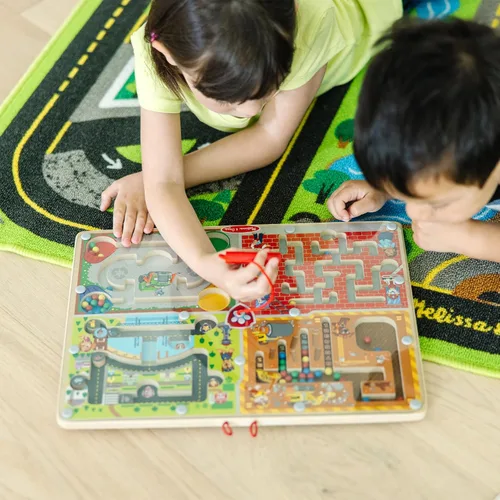 Vista 2 de Melissa & Doug PAW Patrol - Tablero de laberinto magnético de madera 4 en 1 con varita, certificado FSC