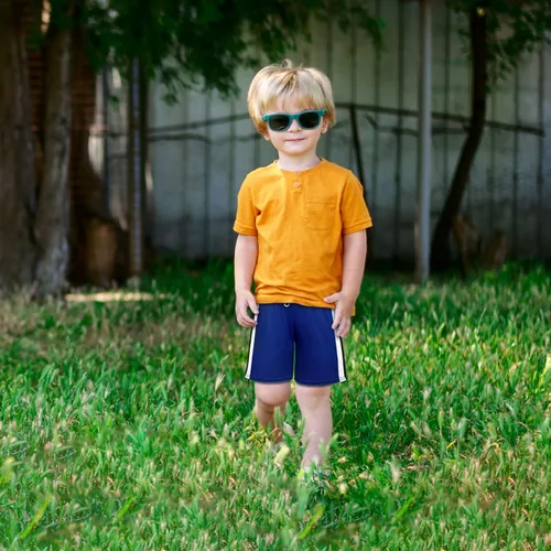 Vista 4 de Poroka Paquete de 5 pantalones cortos de malla para niños pequeños, de secado rápido, pantalones cortos deportivos con cordón para correr, baloncesto