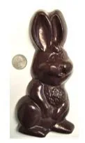 Vista 2 de Conejito gigante de Pascua de chocolate sólido sin azúcar, 11 onzas, 8 pulgadas (chocolate oscuro)