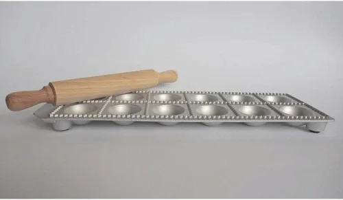 Vista 2 de Ravioli redondo de aluminio de 12 agujeros con rodillo