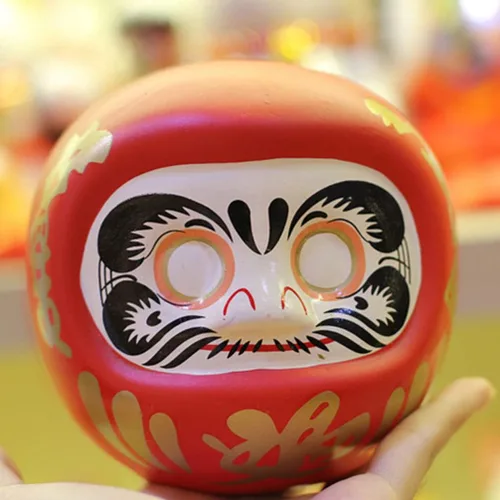 Vista 3 de Tofficu Hucha japonesa Daruma – Figura de cerámica roja Daruma para decoración del hogar, ahorro para niños y decoración zen japonesa – 4.33 pulgadas
