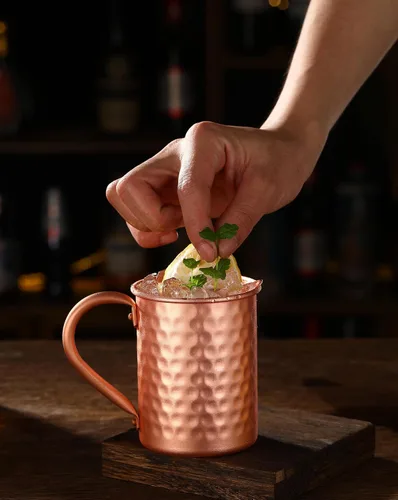 Vista 4 de Moscow Mule - Juego de 4 tazas de cobre puro, hechas a mano de cobre 100% puro, acabado martillado, mango remachado